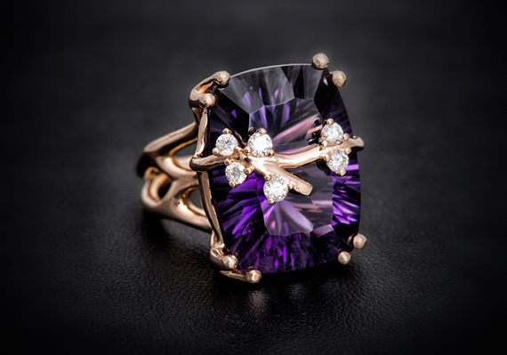 18к. (750°) pink gold with amethist and diamonds  €4.850,-